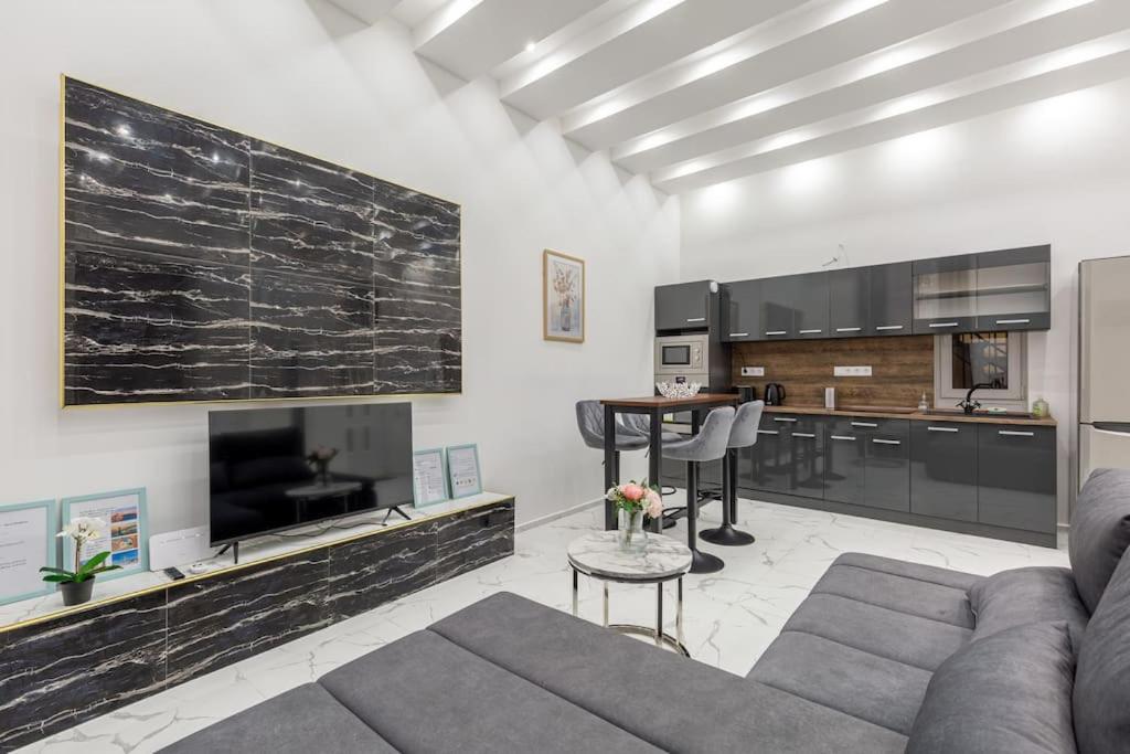 Black Marble Unique Design Near Danube River Apartman Budapest